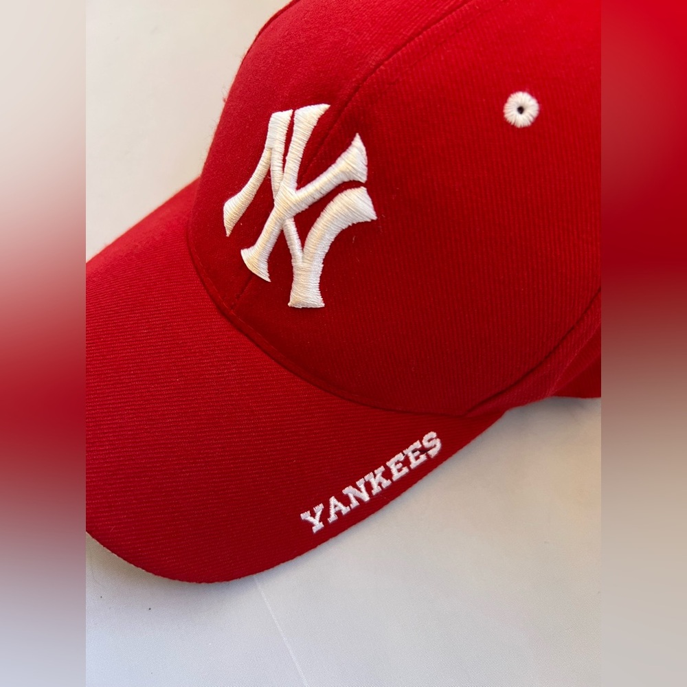 Red New York Yankees Baseball Cap - Picture 8 of 9